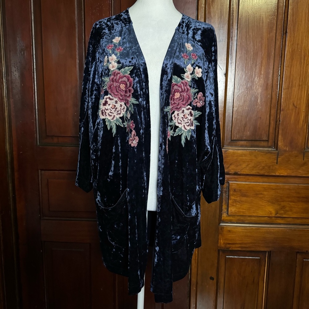 American Eagle Navy Velvet Kimono With Floral Embroidery Size Large